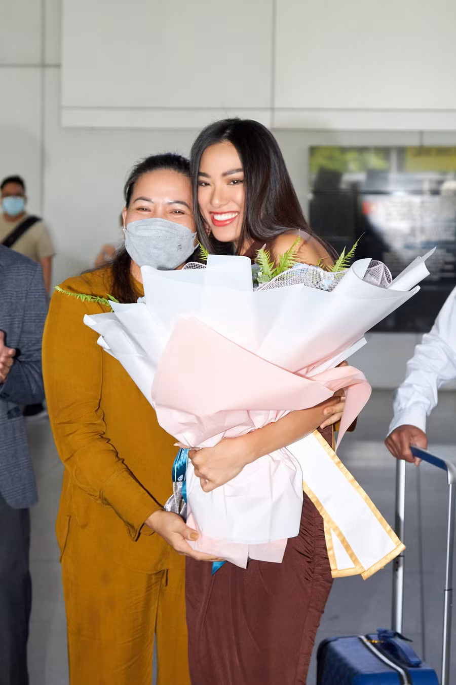 Người đẹp quê Cần Thơ xúc động ôm chầm lấy mẹ ruột trong ngày về nước. Ảnh: Sang Đào