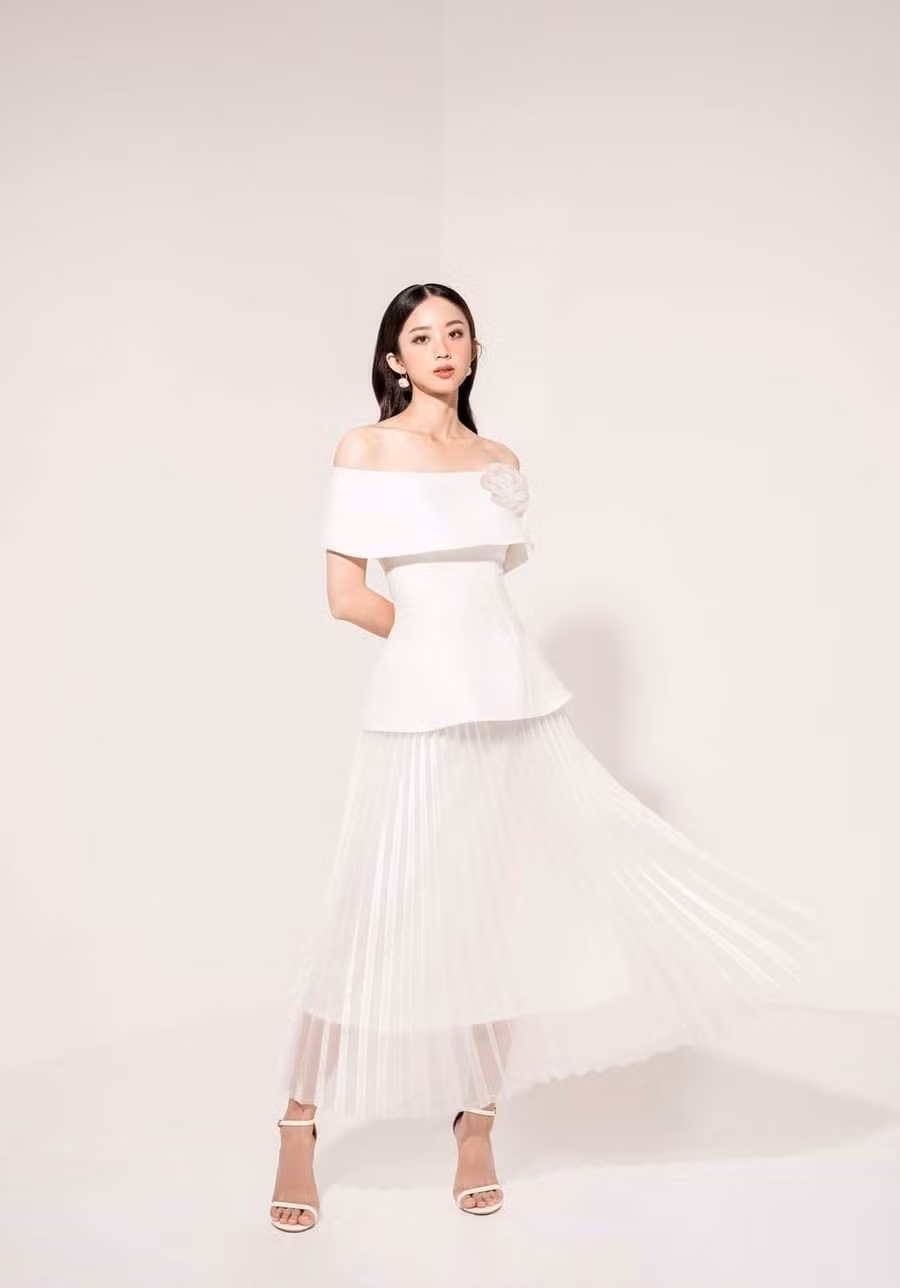  Nếu muốn có được vẻ ngoài nhẹ nhàng, duyên dáng, kiểu tóc buông xõa sẽ rất lý tưởng để chị em chọn diện với đầm trắng trễ vai hoặc cúp ngực.