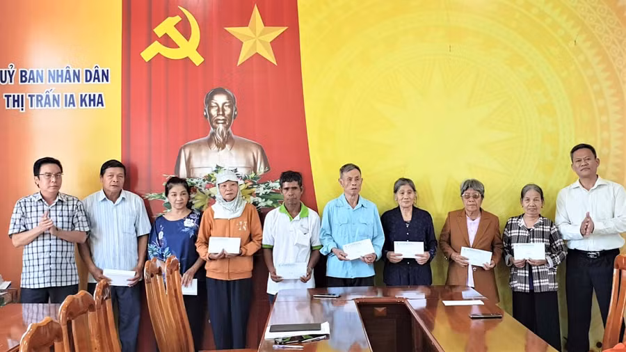 Lãnh đạo Công ty Cao su Chư Păh trao quà cho gia đình chính sách thị trấn Ia Kha huyện IaGrai. Ảnh: Hà Đức Thành