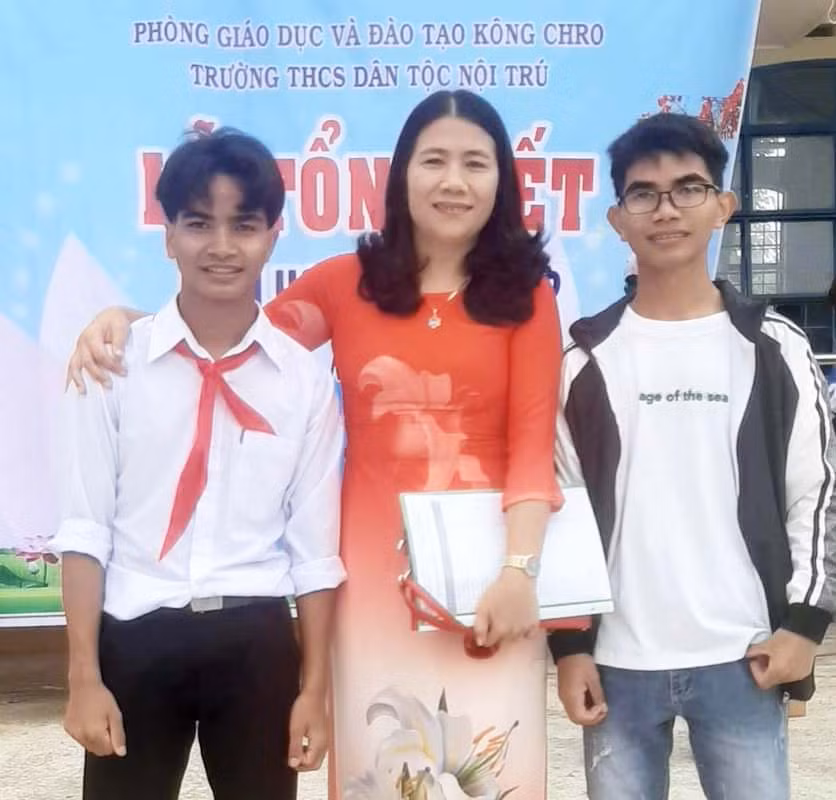 Cô giáo Hồ Thị Thủy cùng học sinh Đinh Văn Quý và Đinh Văn Quy trong buổi lễ tổng kết năm học. Ảnh: Đình Phê