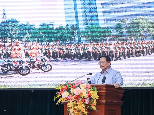  Thủ tướng yêu cầu Công an Đắk Lắk quán triệt, thực hiện nghiêm nguyên tắc Đảng lãnh đạo tuyệt đối, trực tiếp, toàn diện về mọi mặt với lực lượng Công an nhân dân, tuân thủ sự quản lý của Nhà nước và các cấp chính quyền, giữ mối liên hệ mật thiết với nhân dân - Ảnh: VGP/Nhật Bắc