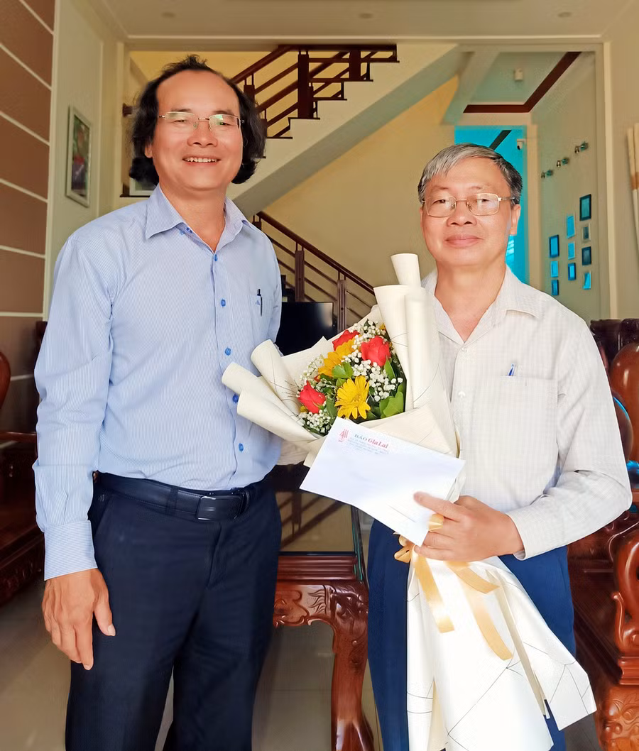 Phó Tổng Biên tập Báo Gia Lai Khuất Đình Viện (bìa trái) thăm nhà báo Phạm Văn Thư (cán bộ hưu trí) là thương binh 1/4. Ảnh: Đoàn Nga Phó Tổng Biên tập Báo Gia Lai Khuất Đình Viện thăm đồng chí Phạm Văn Thư (cán bộ hưu trí) là thương binh loại 1/4. Ảnh: Đoàn Nga
