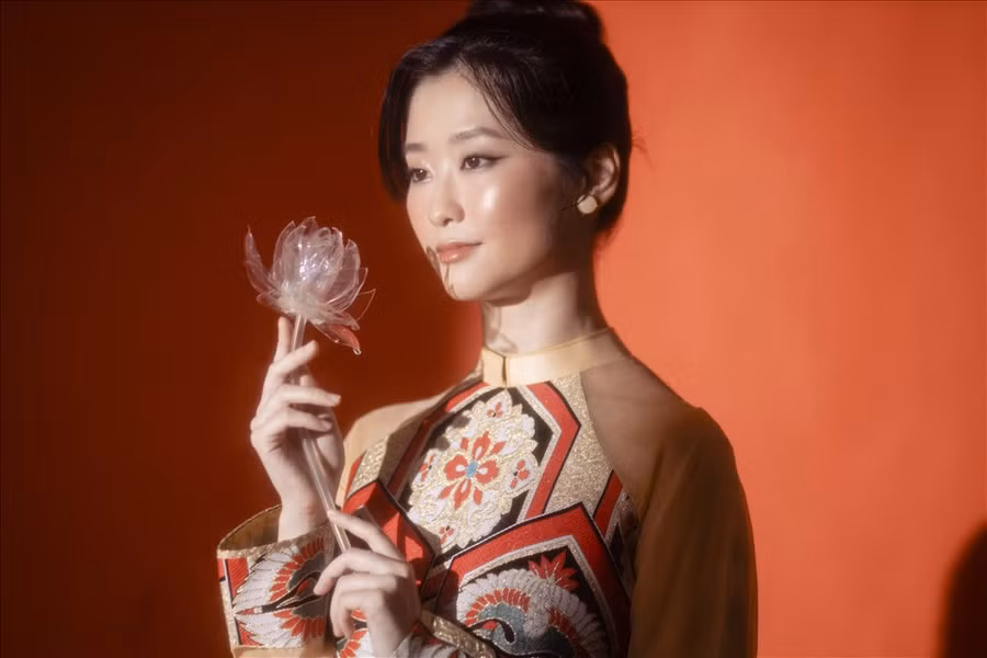 Nữ diễn viên Akira làm 