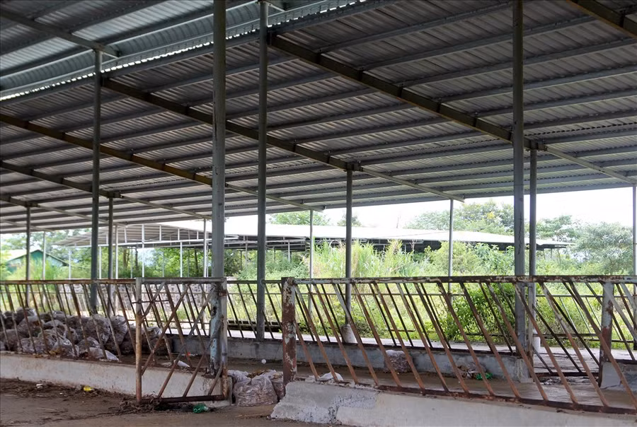 Nhiều hạng mục của trang trại chăn nuôi bò bị rỉ sét, hư hỏng. Ảnh: Phan Tuấn