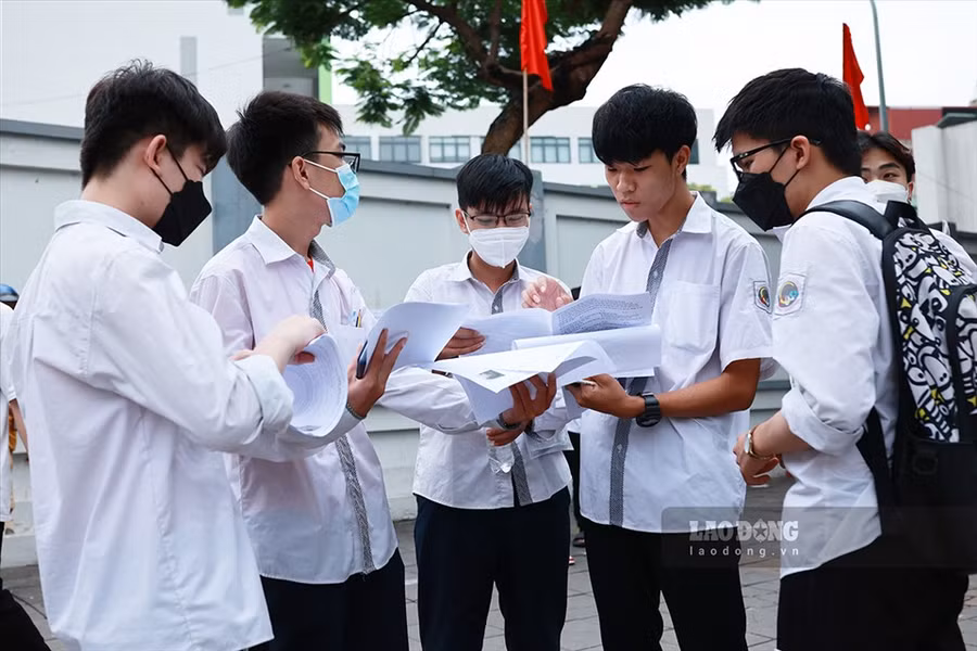 Chiều 8.7, thí sinh làm bài thi môn Ngoại ngữ Kỳ thi tốt nghiệp THPT năm 2022. Ảnh: Hải Nguyễn