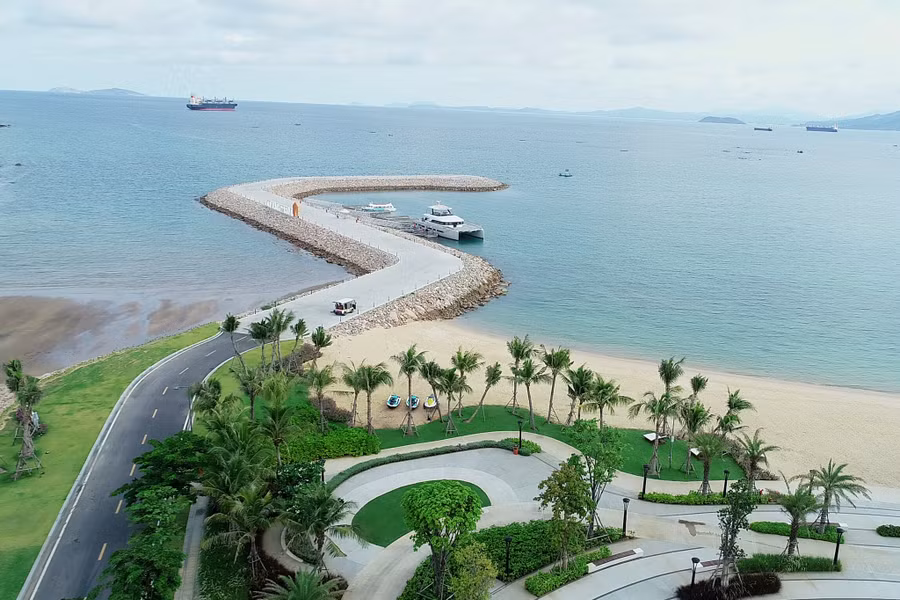 Theo đạo diễn Hoàng Nhật Nam, sàn diễn thời trang được thiết kế có độ dài lên đến 300m nối từ bến cầu tàu và chạy dọc theo đường bãi biển. Sau sự kiện này, các thí sinh Hoa hậu Thế giới Việt Nam 2022 tiếp tục bước vào đêm chung kết diễn ra vào ngày 12.8 tại Quy Nhơn (Bình Định). Ảnh: BTC