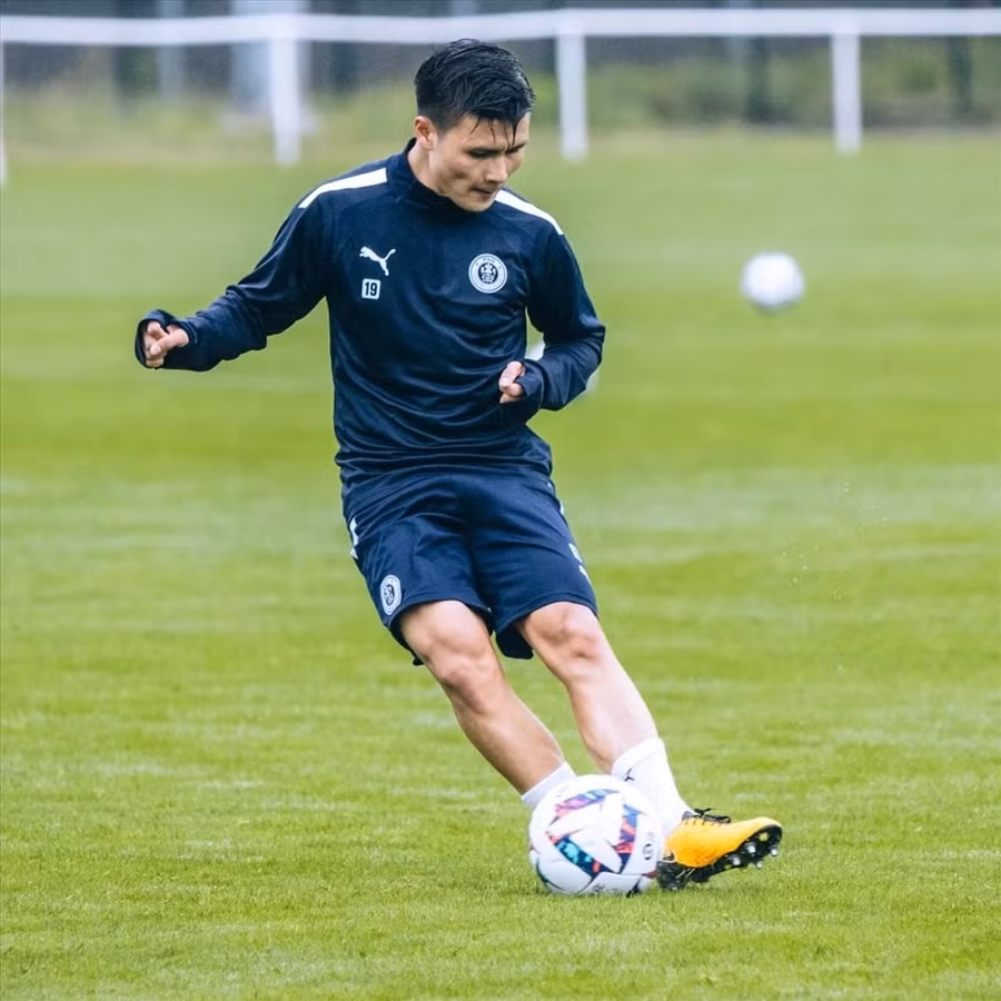 Quang Hải đã có buổi tập đầu tiên cùng Pau FC trước khi đội bóng này có chuyến tập huấn dài ngày. Ảnh: Pau FC