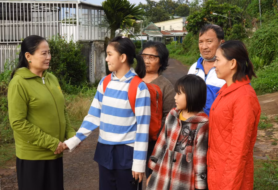 Bà Đỗ Thị Hoa (bìa trái) nói chuyện tìm hiểu tâm tư nguyện vọng của người dân. Ảnh: Thanh Nhật Bà Đỗ Thị Hoa (bìa trái) nói chuyện tìm hiểu tâm tư nguyện vọng của người dân. Ảnh: T.N