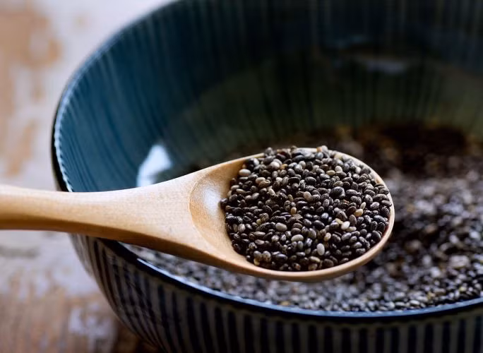 Hạt chia không chỉ giàu chất xơ, mà cụ thể là chất xơ hòa tan, giúp duy trì kiểm soát lượng đường trong máu để mang lại năng lượng bền vững. Ảnh: Shutterstock