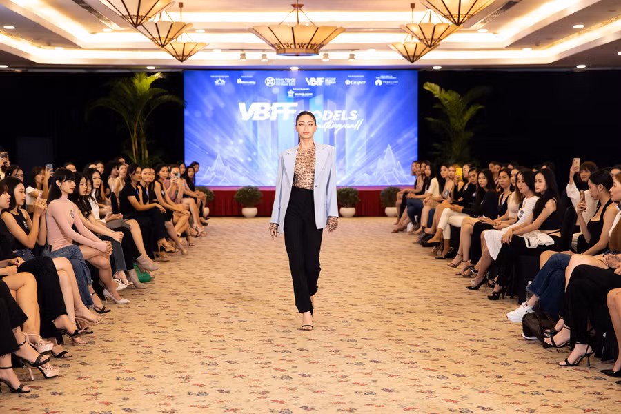 Bên cạnh việc đưa ra nhận xét cho các người mẫu, Lương Thùy Linh còn đích thân thị phạm cách trình diễn tại buổi casting. Ảnh: BTC