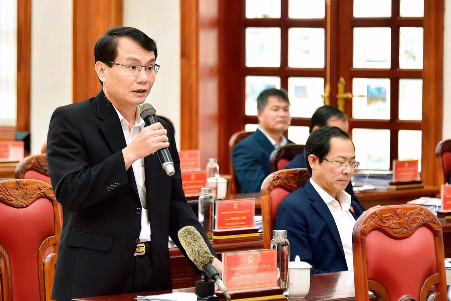  Đại biểu Trịnh Duy Thuân-Bí thư Thành ủy, Chủ tịch HĐND TP. Pleiku bàn về công tác tghu ngân sách. Ảnh: Đức Thụy 
