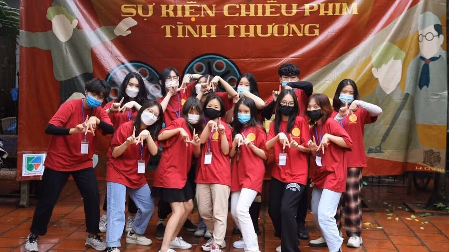  Phương Anh và các bạn trong CLB Điện ảnh La'Cinéma trong một buổi chiếu phim cho trẻ khuyết tật. Ảnh: NVCC