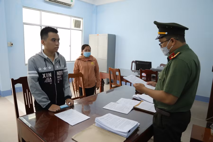  Cơ quan An ninh điều tra Công an tỉnh Ninh Thuận tống đạt quyết định khởi tố vụ án, khởi tố bị can đối với Lâm Văn Bình (ngoài cùng bên trái). Ảnh: Công an cung cấp