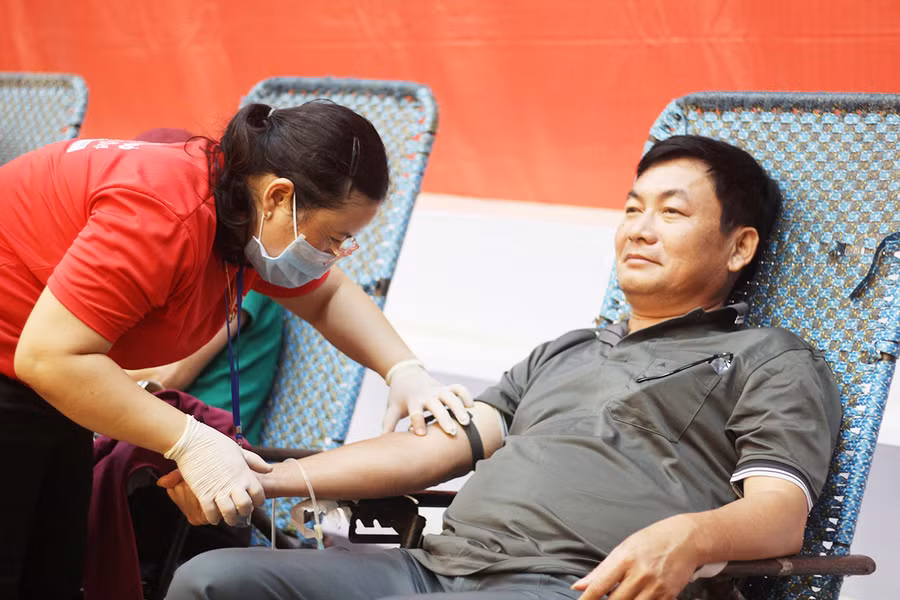 Ông Huỳnh Kiên-Tổng Biên tập Báo Gia Lai tham gia hiến máu tình nguyện tại ngày hội “Giọt hồng Cao nguyên”.
