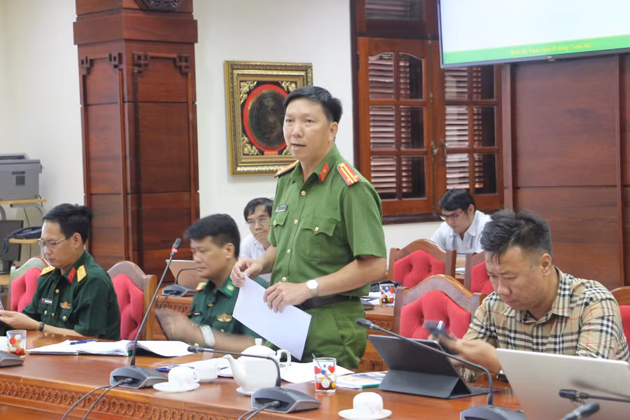  Trung tá Phùng Việt Đức - Phó Trưởng Phòng Cảnh sát PCCC và CNCH (Công an tỉnh) báo cáo hoạt động ứng phó sự cố và tìm kiếm cứu nạn.