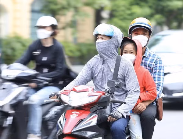 Người dân mặc đồ kín mít tránh nắng, nóng khi phải di chuyển trên đường. (Ảnh: Hoàng Hiếu/TTXVN) Người dân mặc đồ kín mít tránh nắng, nóng khi phải di chuyển trên đường. (Ảnh: Hoàng Hiếu/TTXVN)