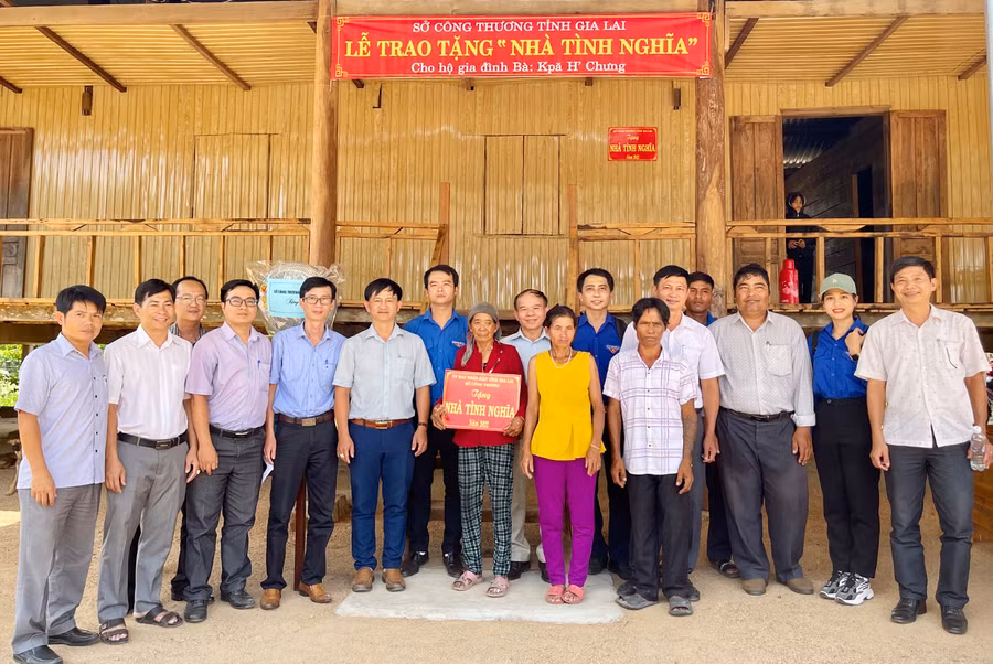  Sở Công thương Gia Lai phối hợp với UBND huyện tổ chức lễ trao tặng nhà tình nghĩa cho hộ bà Kpă H’Chưng. Ảnh: Vũ Thảo
