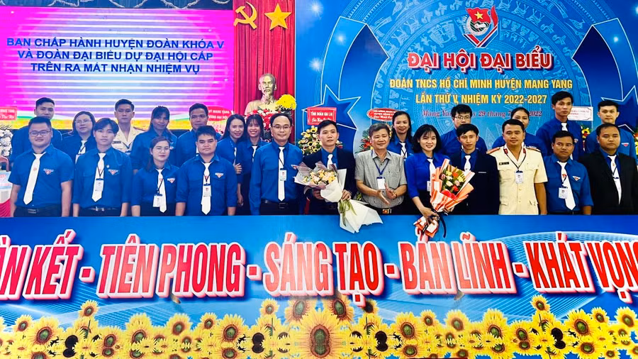 Ban Chấp hành Đoàn TNCS Hồ Chí Minh huyện Mang Yang khóa V ra mắt tại Đại hội. Ảnh: Bích Kiều