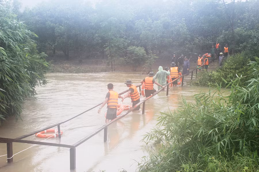  Lực lượng quân đội sẵn sàng cứu hộ cứu nạn khi mưa lũ xảy ra. Ảnh Nguyễn Diệp 