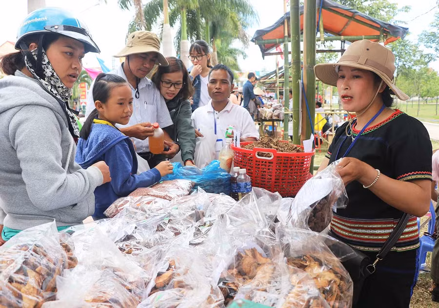 Những gian hàng giới thiệu lâm sản, dược liệu đặc trưng được khuyến khích tại Ngày hội du lịch huyện Kbang 2022. Ảnh: Ngọc Minh