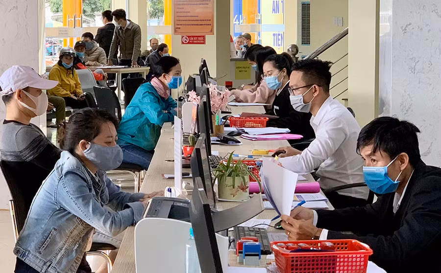  Công chức Bảo hiểm Xã hội tỉnh hướng dẫn người dân các chế độ liên quan lĩnh vực bảo hiểm xã hội, bảo hiểm y tế. Ảnh: Như Nguyện