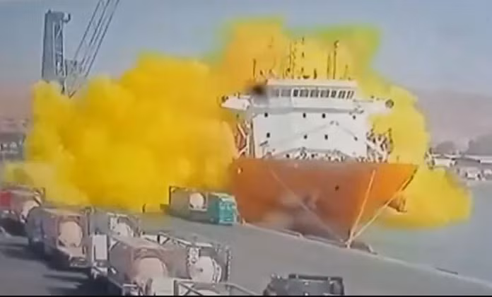 Khí độc màu vàng bốc lên sau khi bể chứa bị rò rỉ ở cảng Aqaba, Jordan. Ảnh: THEGUARDIAN.COM