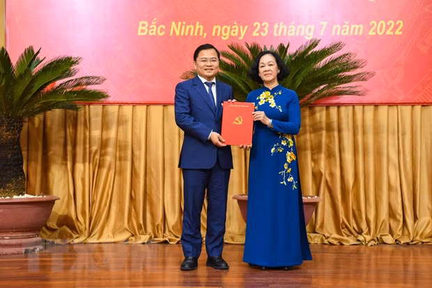 Ủy viên Bộ Chính trị, Bí thư Trung ương Đảng, Trưởng Ban Tổ chức Trung ương Trương Thị Mai trao Quyết định cho tân Bí thư Tỉnh ủy Bắc Ninh Nguyễn Anh Tuấn. Ảnh: Thanh Thương/TTXVN