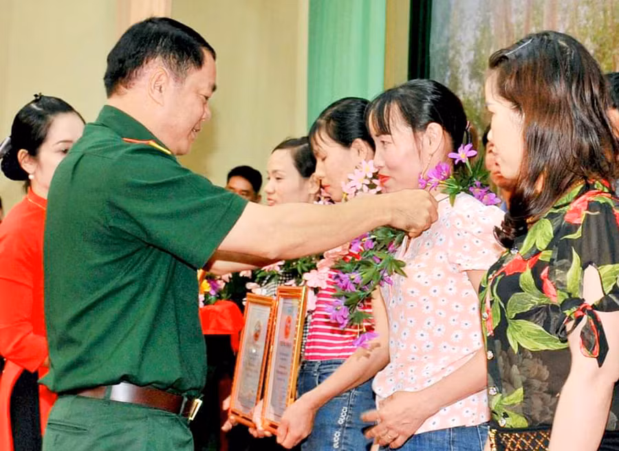  Chị Cao Thị Hạnh (thứ 2 từ phải sang) được Công ty 74 tôn vinh công nhân ưu tú giai đoạn 2017-2021. Ảnh: Sơn Tùng