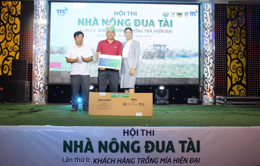 Bà Vũ Thị Lan-Giám đốc Công ty TTC Gia Lai tặng quà cho nông dân trồng mía đạt năng suất cao. Ảnh: Nguyễn Diệp