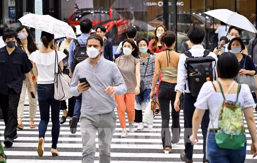 Người dân đeo khẩu trang phòng dịch Covid-19 khi di chuyển tại Tokyo, Nhật Bản ngày 21-7-2022. Ảnh: Kyodo/TTXVN Người dân đeo khẩu trang phòng dịch Covid-19 khi di chuyển tại Tokyo, Nhật Bản ngày 21-7-2022. Ảnh: Kyodo/TTXVN