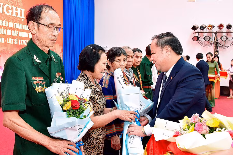 Phó Bí thư Thường trực Tỉnh ủy Châu Ngọc Tuấn tặng hoa, bằng khen cho các đại biểu. Ảnh: Đức Thụy Đồng chí Châu Ngọc Tuấn-Phó Bí thư Thường trực Tỉnh ủy, Trưởng đoàn đại biểu Quốc hội tỉnh tặng hoa, bằng khen cho các đại biểu