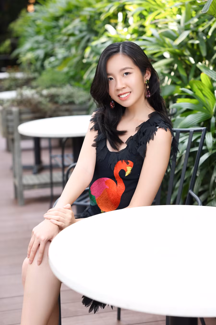  Tại sự kiện, “nữ hoàng ảnh lịch” Thanh Mai diện đầm trắng chất liệu voan bay bổng. Cô khéo léo kết hợp kiểu tóc thanh lịch, tạo sự đồng điệu với bộ cánh. Trong khi đó, Alex diện thiết kế lạ mắt cùng phụ kiện xinh xắn