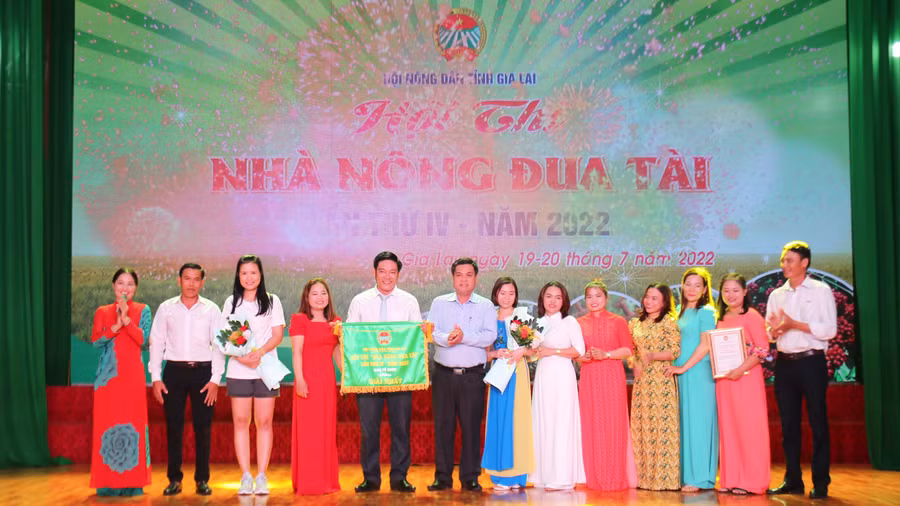 Phó Chủ tịch UBND tỉnh Kpă Thuyên (thứ 6 từ trái sang) trao giải nhất toàn đoàn cho Hội Nông dân huyện Phú Thiện. Ảnh: Văn Ngọc