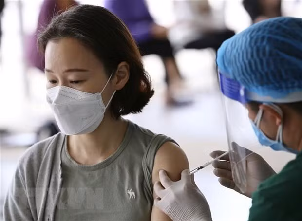  Lực lượng y tế quận Nam Từ Liêm (Hà Nội) tiêm vaccine mũi 2 cho người nước ngoài. (Ảnh: Hoàng Hiếu/TTXVN)