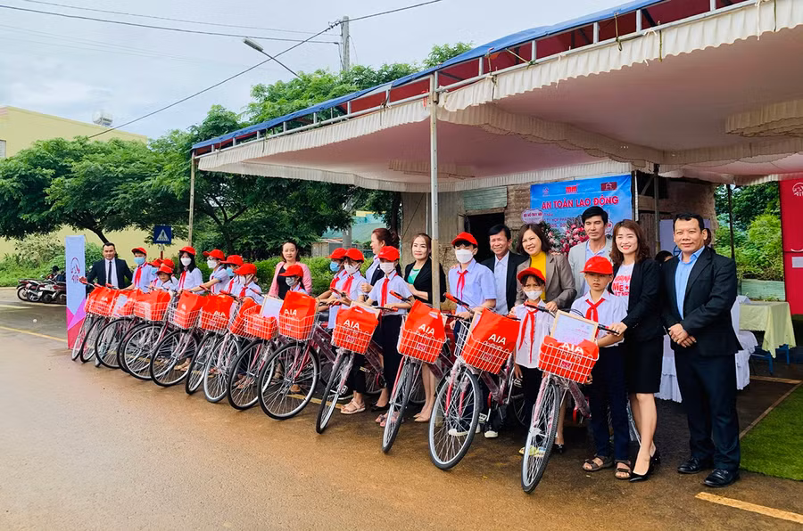  AIA Gia Lai đã tặng 30 chiếc xe đạp trị giá 55 triệu đồng cho học sinh vượt khó học giỏi trên địa bàn thành phố Pleiku. Ảnh: Hồng Thương