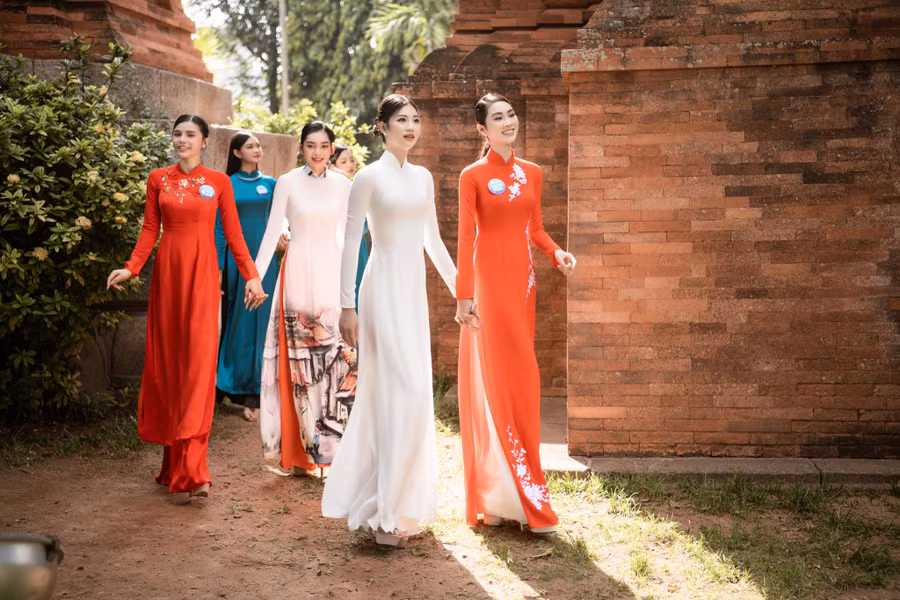 Các thí sinh khoe dáng với áo dài Việt. Ảnh: S.V