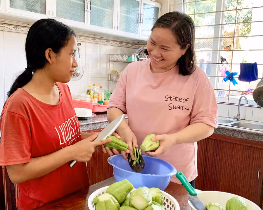 Chị Nay Hkram và con gái Đinh Thị Hớch chuẩn bị bữa cơm chiều cho nhà chung. Ảnh: Như Nguyện