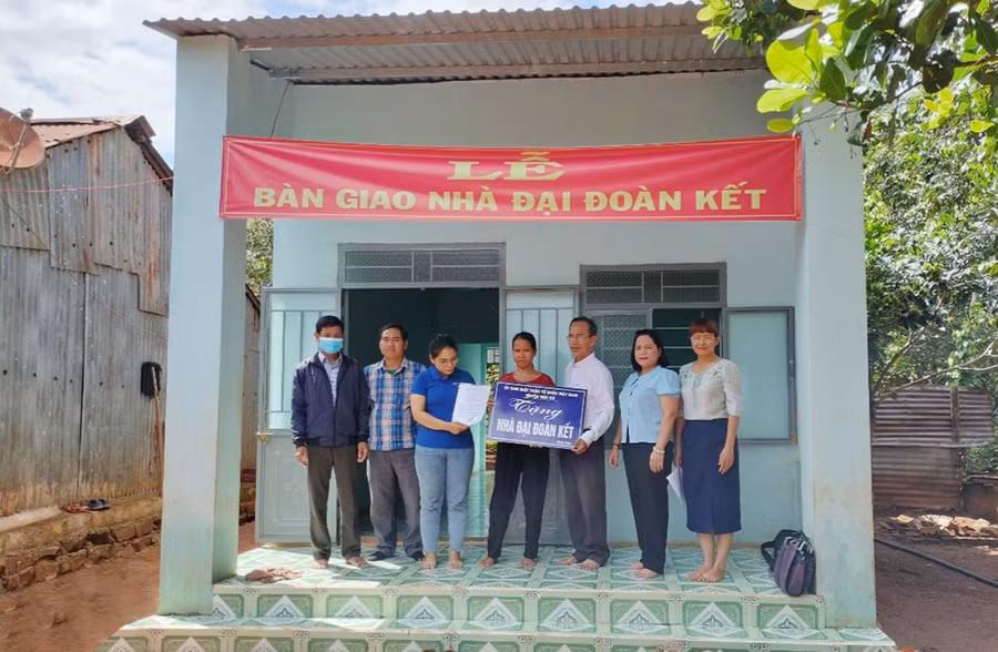Ủy ban MTTQ Việt Nam huyện Đức Cơ trao nhà Đại đoàn kết cho hộ nghèo. Ảnh: Ngọc Anh