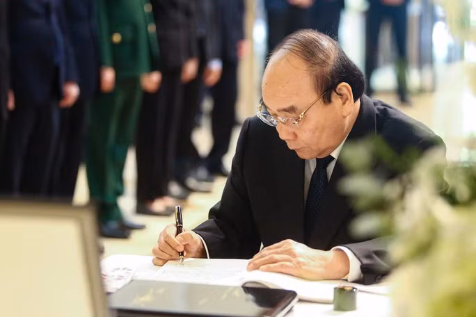 Chủ tịch nước Nguyễn Xuân Phúc ghi sổ tang tưởng niệm cố Thủ tướng Abe Shinzo tại Đại sứ quán Nhật Bản tại Việt Nam - Ảnh: Hữu Hưng