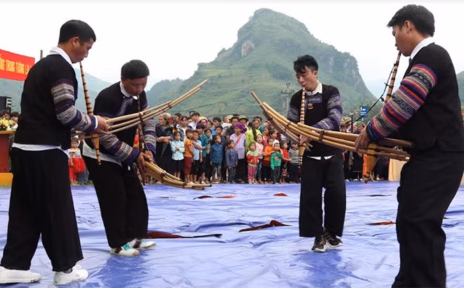 Tiếng khèn luôn xuất hiện trong tất cả ngày đặc biệt của người dân tộc Mông ở Yên Bái. Ảnh: Ngọc Huyền
