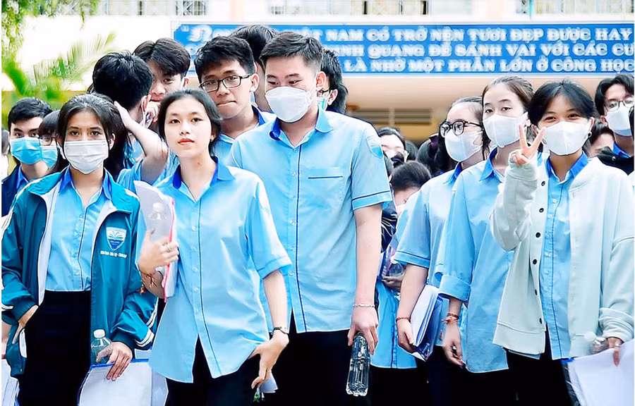 Các thí sinh tại điểm thi Trường THCS Trưng Vương (TP. Pleiku) ra khỏi phòng thi môn Toán với nhiều tâm trạng buồn vui lẫn lộn. Ảnh: Đức Thụy