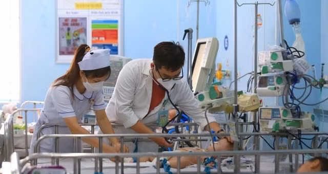Các bệnh viện nhi trên địa bàn TP.HCM liên tục tiếp nhận các bệnh nhân bị sốt xuất huyết trong thời gian qua. Ảnh nguồn SKĐS