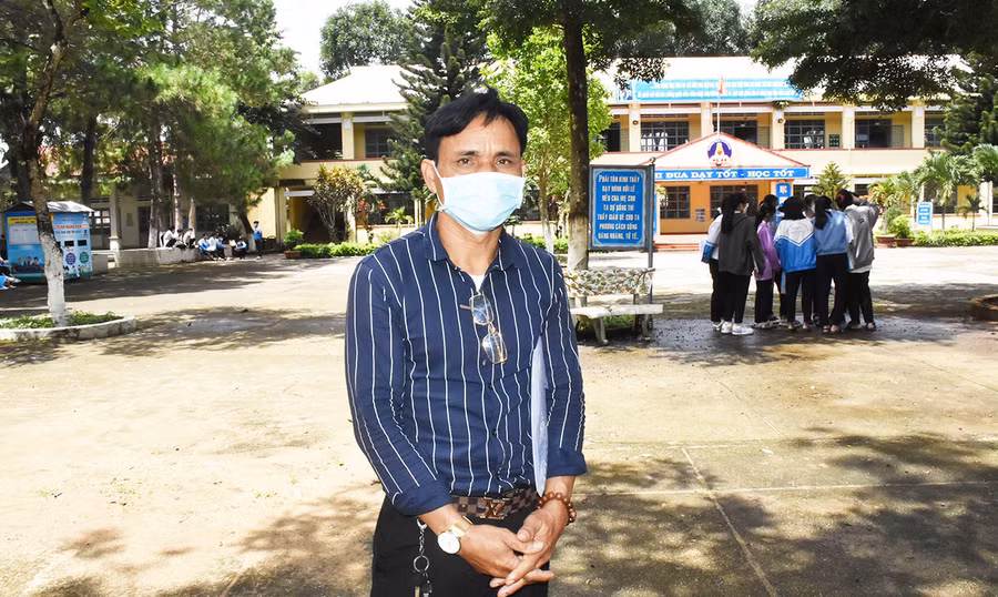 Mặc dù đã tuổi 55 nhưng ông Ksor Thum vẫn cố gắng đi thi để lấy bằng được tấm bằng tốt nghiệp THPT. Ảnh: Hà Phương Mặc dù đã tuổi 55 nhưng ông Ksor Thum vẫn cố gắng đi thi để lấy bằng được tấm bằng tốt nghiệp THPT. Ảnh: Hà Phương
