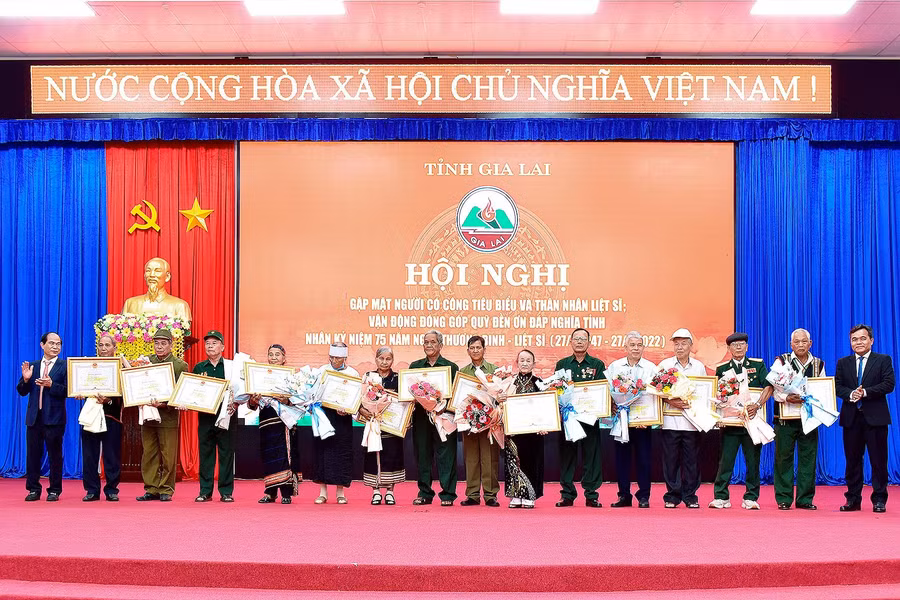 Các đồng chí lãnh đạo tỉnh tặng hoa, bằng khen cho các đại biểu người có công và thân nhân liệt sĩ. Ảnh: Đức Thụy Các đồng chí lãnh đạo tỉnh tặng hoa và bằng khen cho các đại biểu người có công và thân nhân liệt sĩ.