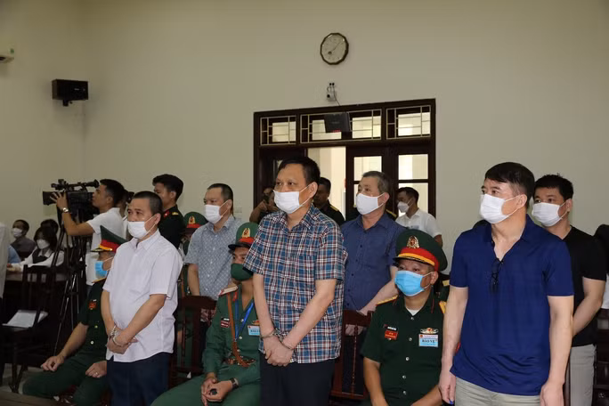 Các bị cáo tại phiên tòa xét xử vụ án “Buôn lậu”, “Nhận hối lộ”, “Tổ chức cho người khác trốn đi nước ngoài trái phép” và “Không tố giác tội phạm” liên quan nhiều cựu sĩ quan Cảnh sát biển Các bị cáo tại phiên tòa xét xử vụ án “Buôn lậu”, “Nhận hối lộ”, “Tổ chức cho người khác trốn đi nước ngoài trái phép” và “Không tố giác tội phạm” liên quan nhiều cựu sĩ quan Cảnh sát biển