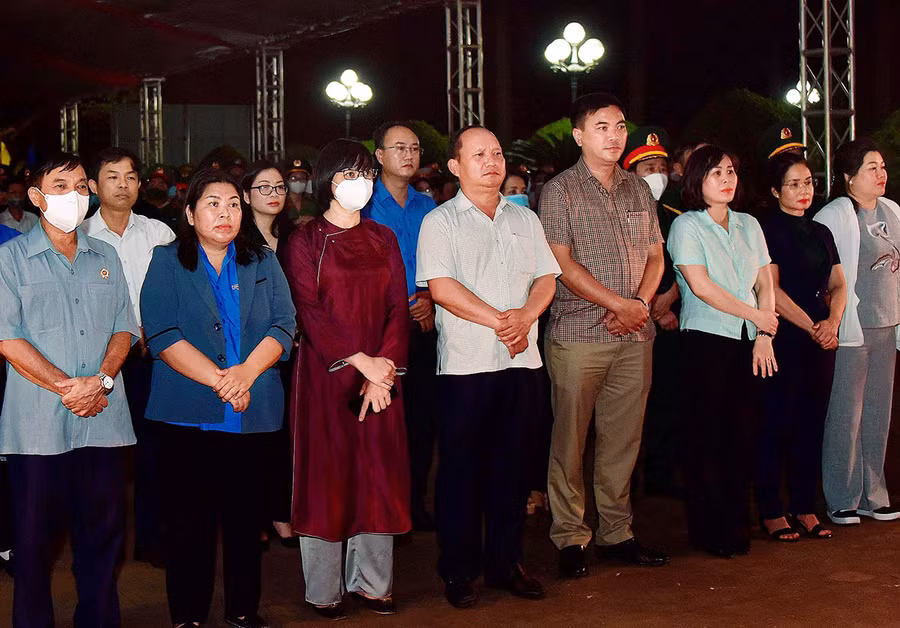 Lãnh đạo Tỉnh ủy, UBND tỉnh, các sở, ban, ngành, đoàn thể tham dự lễ thắp nến tri ân. Ảnh: Đức Thụy