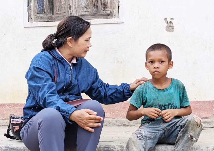 Đại diện Hội Liên hiệp Phụ nữ thị trấn Đak Pơ thăm hỏi, động viên Đinh Kiết chăm lo học hành. Ảnh: Nguyễn Hiền