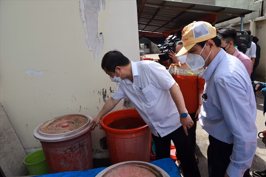Thành phố Hồ Chí Minh yêu cầu xử lý các vật chứa nước nhằm loại bỏ nơi sinh sản của muỗi. Ảnh nguồn LĐO Thành phố Hồ Chí Minh yêu cầu xử lý các vật chứa nước nhằm loại bỏ nơi sinh sản của muỗi. Ảnh nguồn LĐO