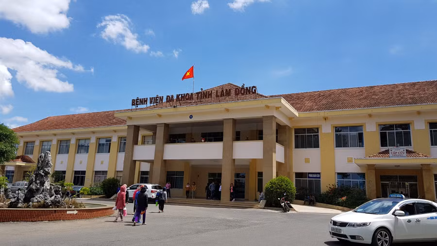 Bệnh viện đa khoa Lâm Đồng tiếp nhận thêm 1 bệnh nhân ngộ độc rượu đến từ thôn Đạ Nghịt, xã Lát (Lạc Dương). Ảnh: LV