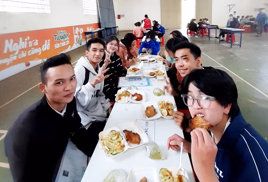 Trường THPT Nguyễn Chí Thanh (TP. Pleiku) hỗ trợ 200 suất ăn cho thí sinh ở điểm thi này. Ảnh: Thiên Di Trường THPT Nguyễn Chí Thanh hỗ trợ 200 suất ăn cho thí sinh ở điểm thi này. Ảnh: Thiên Di